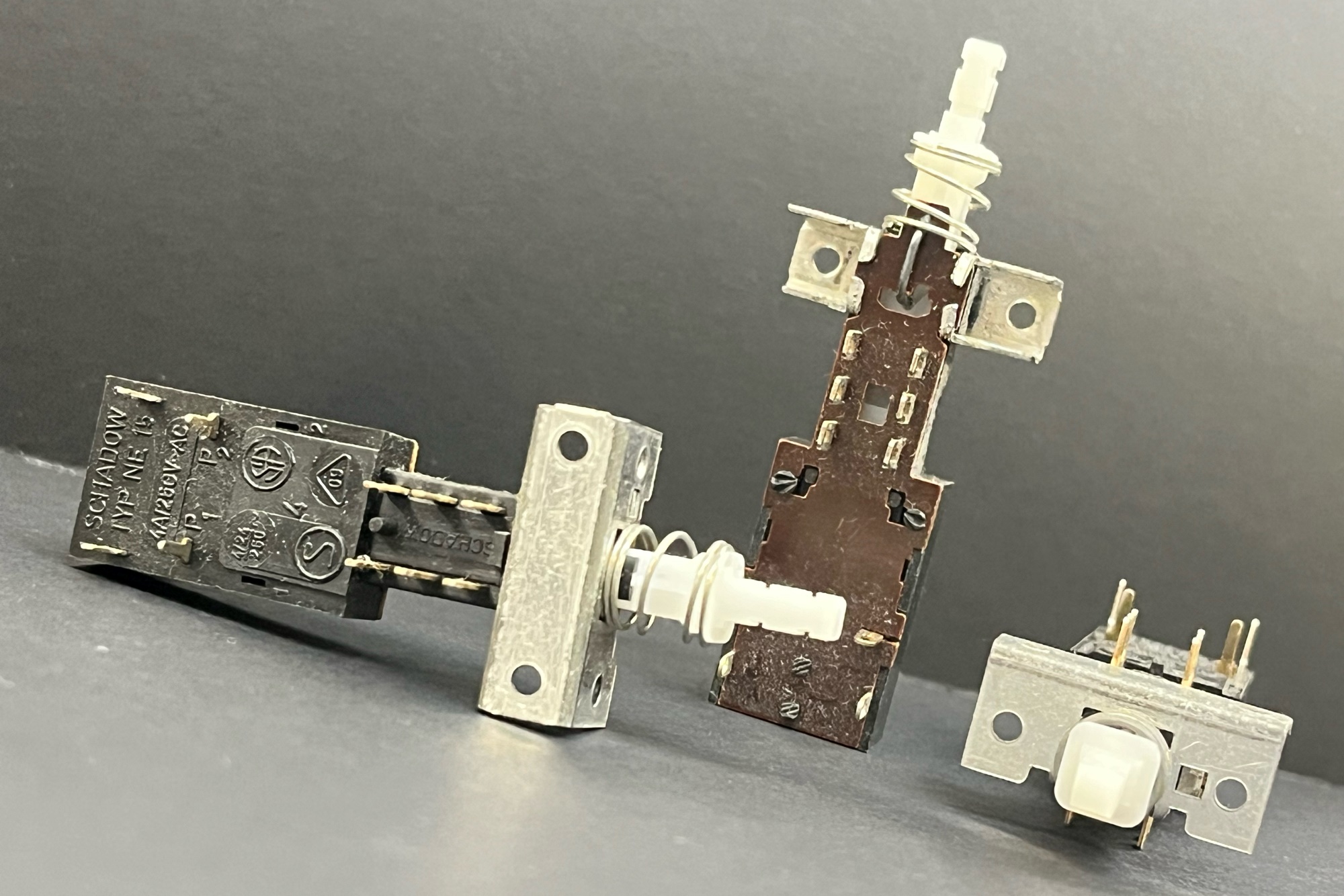 Schadow NE-15 latching